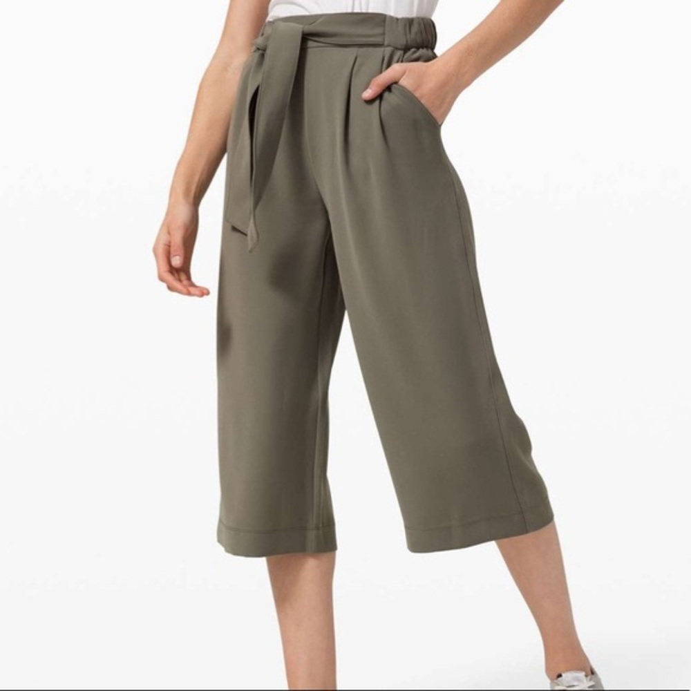 Lululemon Noir Crop